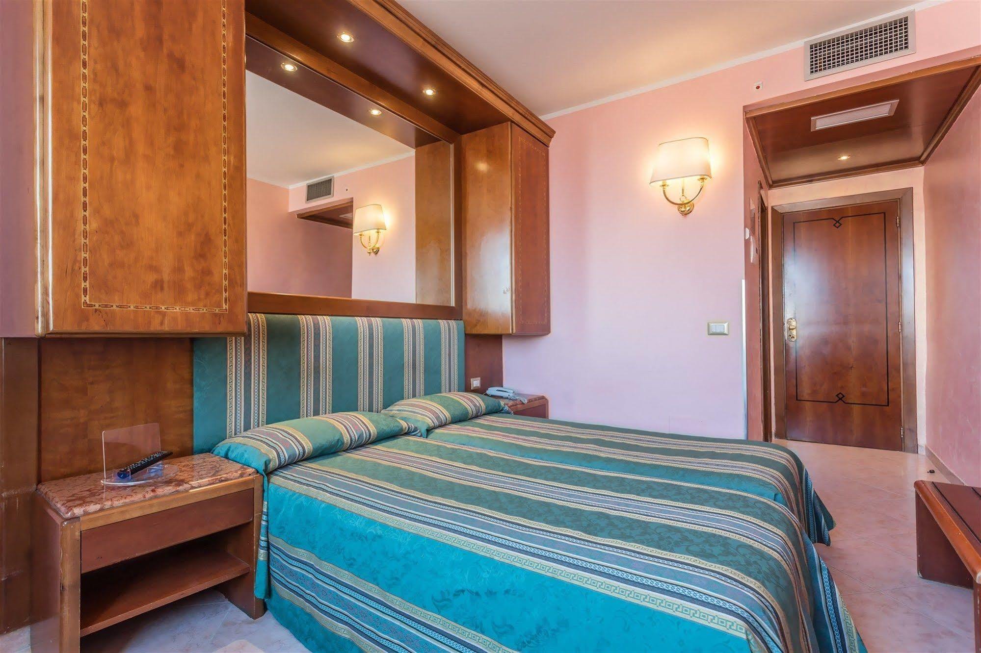 Hotel Raeli Siracusa 3*
